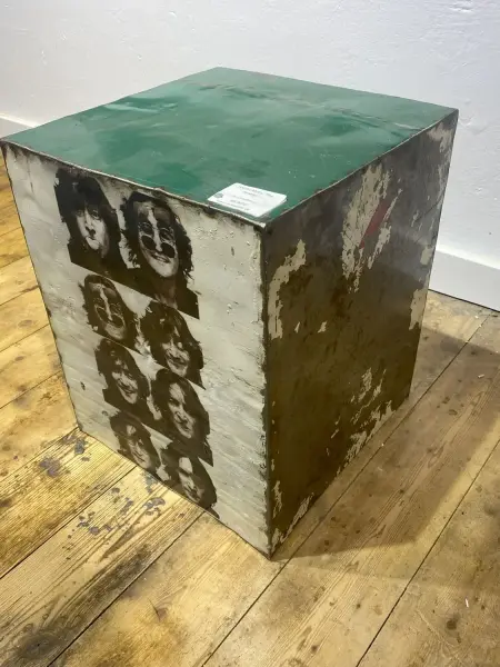 Artikelbild 3 des Artikels “Würfel mit gedrucktem Motiv, John Lennon 40 cm. Wird aus recycelten Ölfässern hergestellt “